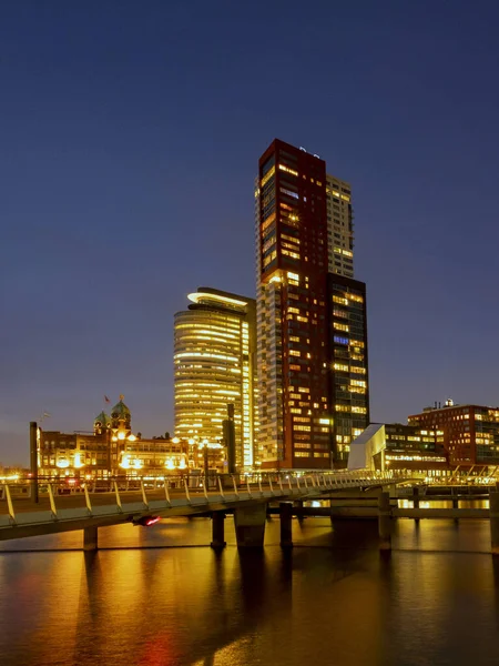 Rotterdam - 13 februari 2019: Rotterdam, Nederländerna centrum silhuett, flera moderna höga byggnader vid vattnet i skymningen i södra Holland, Rotterdam, Nederländerna — Stockfoto