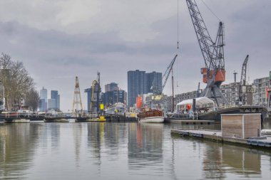 Rotterdam - 13 Şubat 2019: Rotterdam, Hollanda. Rotterdam şehir merkezindeki Leuvehaven limanının manzarası. Güney Erasmus Köprüsü yakınlarında Rotterdam 'ın merkezinde yer almaktadır.