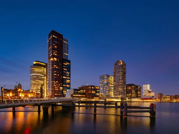 Rotterdam - 2019. február 13.: Rotterdam, Hollandia belvárosi városképe, számos modern magas épület a vízparton alkonyatkor Dél-Hollandiában, Rotterdamban, Hollandiában — Stock Fotó