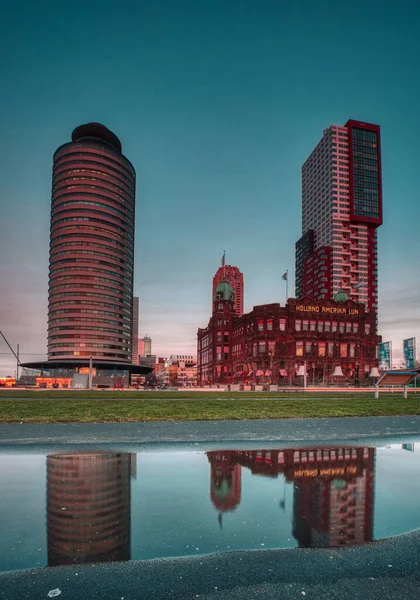 Rotterdam - 12 February 2019: Rotterdam, The Netherlands. Hotel New York, .the hotel reflected in the water on the footpath, at Night on Kop van Zuid, Rotterdam The Netherlands — Stock Photo, Image