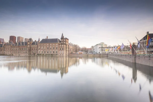 Hága - 2019. február 17.: Hága, Neherland. Kilátás a történelmi Binnenhof a Hofvijver-tó este a Hága, Hollandia — Stock Fotó