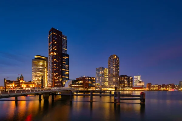 Rotterdam - 2019. február 13.: Rotterdam, Hollandia. belvárosi városkép, számos modern magas épület a vízparton alkonyatkor Dél-Hollandiában, Rotterdamban, Hollandiában — Stock Fotó