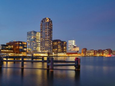 Rotterdam - 13 Şubat 2019: Rotterdam, Hollanda şehir merkezi silueti, Güney Hollanda, Rotterdam, Hollanda 'da alacakaranlıkta rıhtımdaki birkaç modern yüksek bina