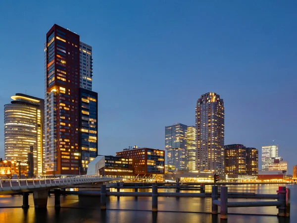 Rotterdam - 13 februari 2019: Rotterdam, Nederländerna centrum silhuett, flera moderna höga byggnader vid vattnet i skymningen i södra Holland, Rotterdam, Nederländerna — Stockfoto