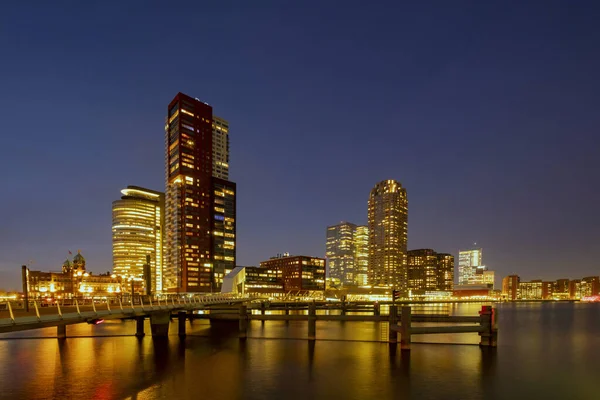 Rotterdam - 13 de fevereiro de 2019: Rotterdam, Holanda - skyline do centro da cidade, vários edifícios altos modernos à beira-mar ao anoitecer na Holanda do Sul, Roterdã, Países Baixos — Fotografia de Stock