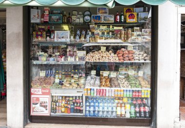 Venedik, İtalya - 29 Haziran 2017: Venedik 'teki tarihi binalar, Venedik, İtalya' da şeker ve kurabiyeli bir dükkan penceresi