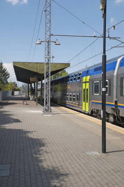 Mogliano Veneto, Itália, 1 de julho de 2017: Uma boa olhada na estação de trem, as pessoas estão esperando na plataforma em Mogliano Veneto. Itália — Fotografia de Stock