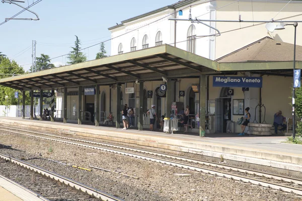 Mogliano Veneto, Itália, 1 de julho de 2017: Uma boa olhada na estação de trem, as pessoas estão esperando na plataforma em Mogliano Veneto. Itália — Fotografia de Stock