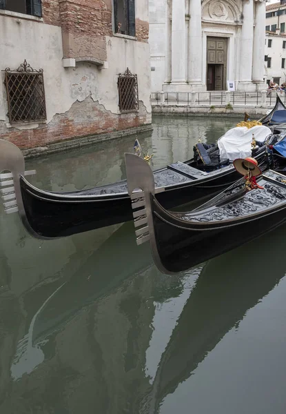 ヴェネツィアの緑の運河の水でヴェネツィアのゴンドラの詳細イタリア — ストック写真