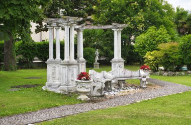 Bahçede Pavilion, İtalya 'da taş antik ağaç.