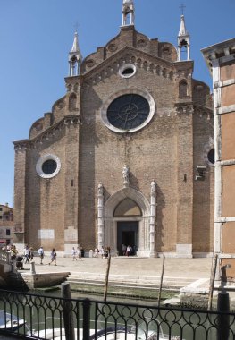 Venedik, İtalya - 30 Haziran 2017: Venedik 'teki tarihi binalar. İtalya, Venedik 'te bir kilise manzarası