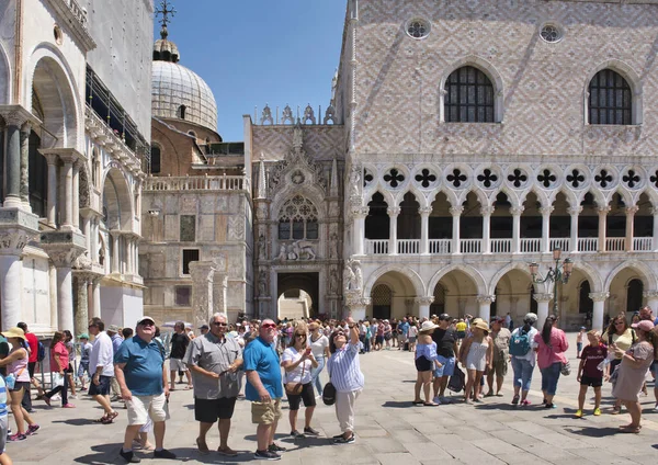 Venecia, Italia - 1 de julio de 2017: Edificios históricos en Venecia. Vista de San Marco en Venecia, Italia — Foto de Stock