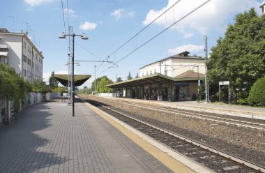 Mogliano Veneto, İtalya, 1 Temmuz 2017: Tren istasyonuna güzel bir bakış, insanlar Mogliano Veneto 'daki platformda bekliyor. İtalya