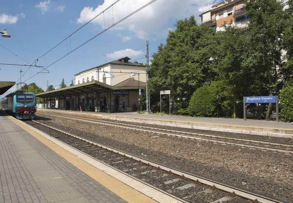 Mogliano Veneto, Italy, July 1, 2017: Egy szép pillantást a vasútállomásra, az emberek várnak a platformon Mogliano Veneto. Olaszország — Stock Fotó