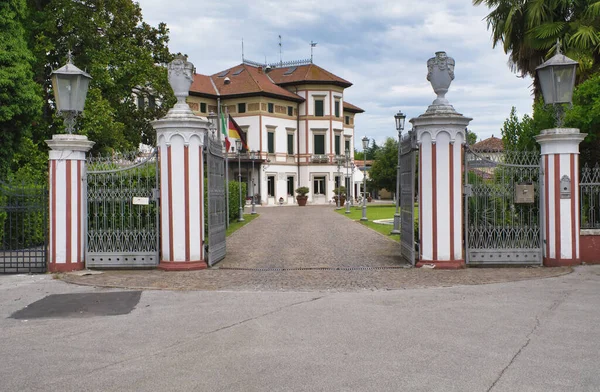 Een Moglyano VENETO. - Italië. JULI 2, 2017: Een mooie blik op Hotel Villa Stucky, met hoge wit-rode pilaren bij de ingang in Mogliano Veneto. Italië — Stockfoto