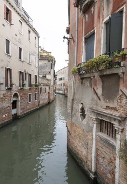 Venedik, İtalya - 30 Haziran 2017: Venedik, İtalya 'da Venedik' teki renkli Venedik evlerinin manzarası