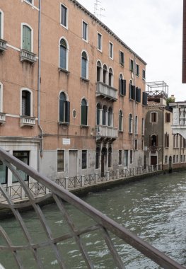 Venedik, İtalya - 30 Haziran 2017: Venedik, İtalya 'da Venedik' teki renkli Venedik evlerinin manzarası