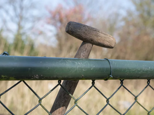 Close Wooden Shovel Handle Green Fence — Stock Photo, Image