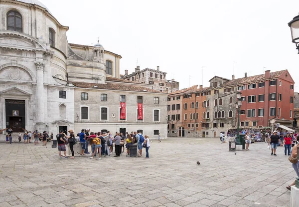 Venecia, Italia - 29 de junio de 2017: Edificios históricos en Venecia Una vista de los coloridos edificios venecianos con algunos visitantes caminando por Venecia, Italia — Foto de Stock