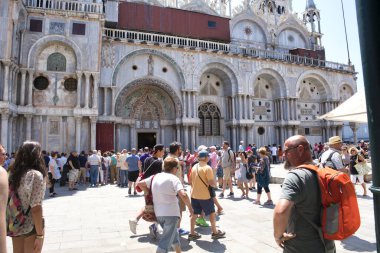 Venedik, İtalya - 30 Haziran 2017: Venedik 'teki tarihi binalar. Venedik 'teki San Marco manzarası, bir sürü insan, Venedik, İtalya
