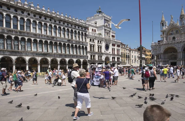 Venecia, Italia - 30 de junio de 2017: Edificios históricos en Venecia. Una vista de San Marco en Venecia, con un montón de gente, Venecia, Italia — Foto de Stock
