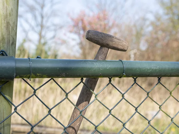 Close Wooden Shovel Handle Green Fence — Stock Photo, Image