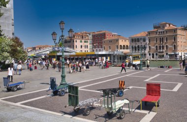 Venedik, İtalya - 1 Temmuz 2017: Venedik 'in küçük caddelerinin manzarası, Venedik' te gezen ziyaretçilerle dolu renkli Venedik evleri