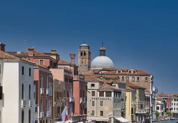 Venecia, Italia - 1 de julio de 2017: Una vista de las coloridas casas venecianas, en Venecia, Italia — Foto de Stock