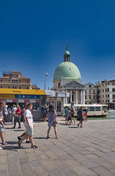 Venecia, Italia - 1 de julio de 2017: Una vista de las pequeñas calles de Venecia, las coloridas casas venecianas con algunos visitantes caminando por Venecia, Italia — Foto de Stock