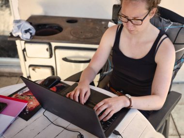 Kilitleme sırasında evde dizüstü bilgisayar, akıllı telefon ve defterle çalışmak, Covid-19 konsepti