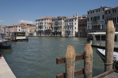 Venedik, İtalya - 30 Haziran 2017: Venedik 'te renkli Venedik evlerinin manzarası, Venedik, İtalya' da önplanda demirlemek için sırıklar