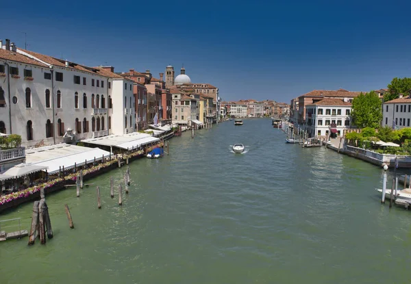 Velence, Olaszország - Július 1, 2017: A kilátás a színes velencei házak, gondolák és hajók a nagy csatorna Velence, Olaszország — Stock Fotó