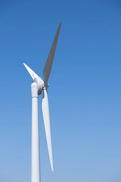 Uma parte de um moinho de vento de metal branco, em um belo dia claro Holanda Groningen, Países Baixos — Fotografia de Stock