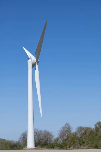 Um moinho de vento de metal branco, em um belo dia claro Holanda Groningen, Países Baixos — Fotografia de Stock