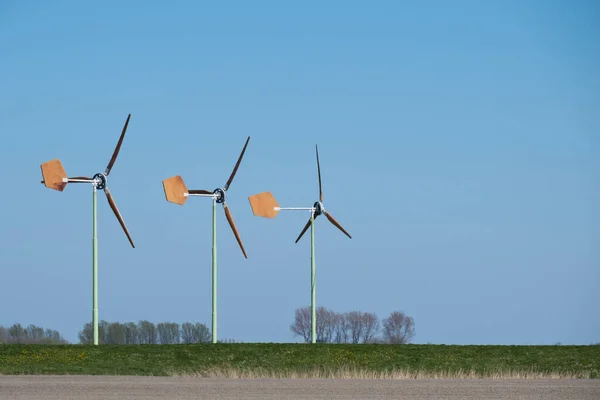 Groningen, Hollandia - 2020. április 29.: Kis szélturbinák az EAZ 12 Wind fapengéivel. A pengék faragott fa gerendák és a puszta acél megjelenés, ezek egy eszköz a — Stock Fotó