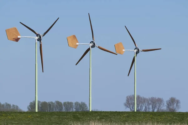 荷兰格罗宁根- 2020年4月29日：小型风力涡轮机（英语：Small wind turbines with wooden blades of EAZ Twelve Wind） 。用木梁雕成的刀片和光秃秃的钢制外观，这些都是他们的资产。 — 图库照片