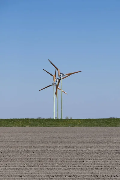 Groningen, Países Bajos - 29 de abril de 2020: Pequeños aerogeneradores con palas de madera de EAZ Twelve Wind. Con las hojas talladas de vigas de madera y un aspecto de acero desnudo, son un activo para el —  Fotos de Stock
