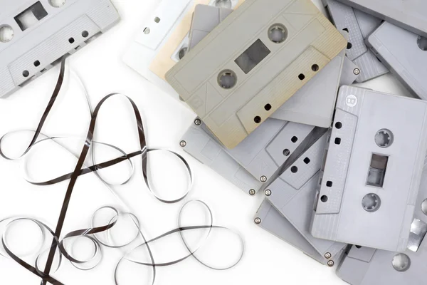 Grupo de fitas de cassetes antigas em fundo branco . — Fotografia de Stock