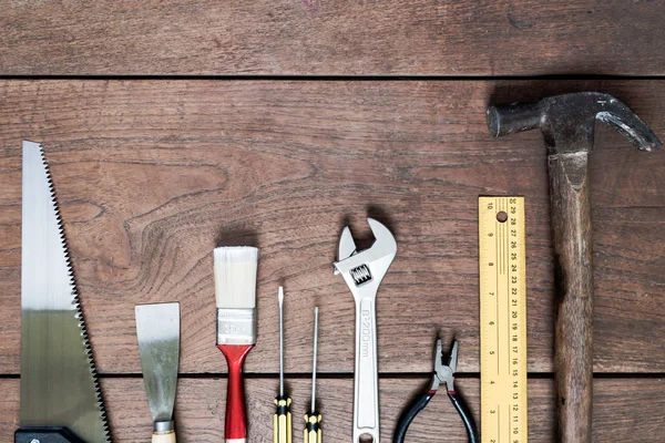 Veel Tools op houten tafel achtergrond. — Stockfoto