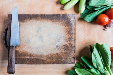 Bıçağı üstten görünüm taze sebze ile ahşap kesme blok üzerinde
