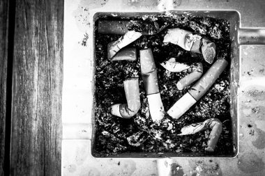 Sigara izmaritleri ashtray.black ve beyaz ses tonuyla füme.