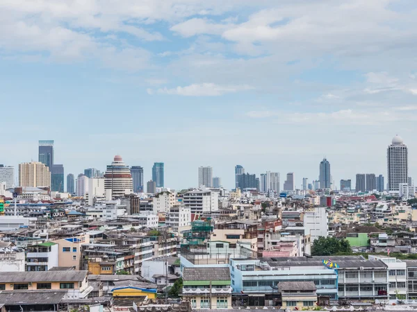 Vista de Bangkok contemporánea con rascacielos. Bangkok es la capital de Tailandia y es un destino turístico popular . — Foto de Stock