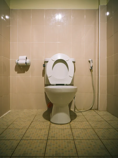 Toalettstolen i ett bathroom.vintage filter — Stockfoto