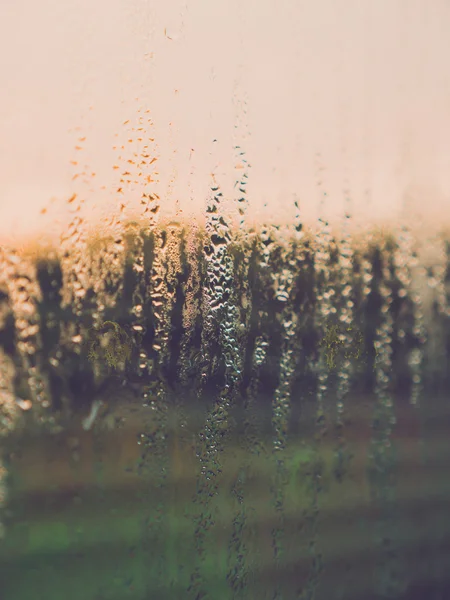 Gotas de lluvia en la ventana de cristal. —  Fotos de Stock