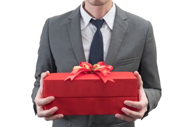 Beyaz arka plan üzerinde izole kırmızı giftbox tutan işadamı.