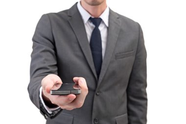 Cep telefonu beyaz arka plan üzerinde izole tutan işadamı.