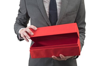 Beyaz arka plan üzerinde izole kırmızı giftbox tutan işadamı.