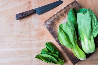 Çin lahanası (Çince lahana) bıçakla ahşap kesme blok üzerinde yukarıdan.