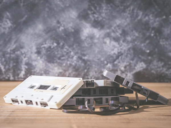 Kassettband över träbord med grunge background.retro filter. — Stockfoto