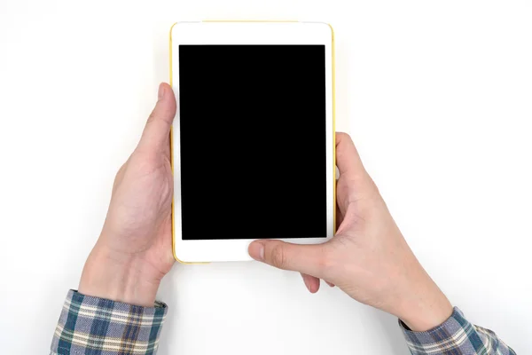 Чоловічі руки тримають білий планшетний сенсорний комп'ютерний гаджет з дотиком порожній чорний екран на білому тлі . — стокове фото